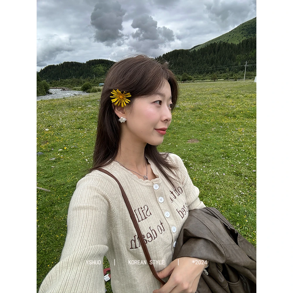 【枯叶蝶】纯色字母时尚刺绣花边蕾丝系扣气质毛衣开衫 24511