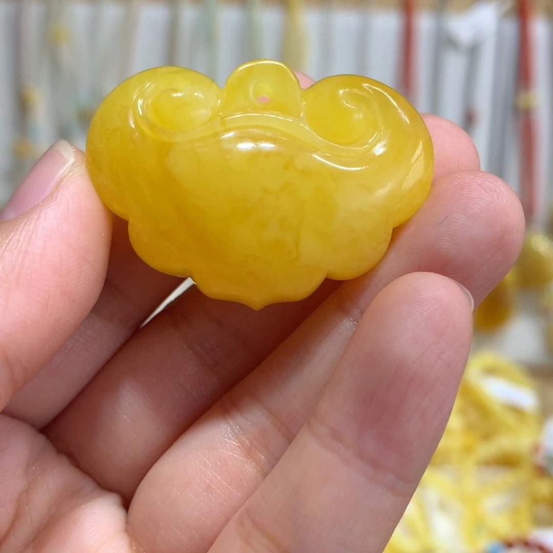 蜜蜡未镶嵌颈饰如意