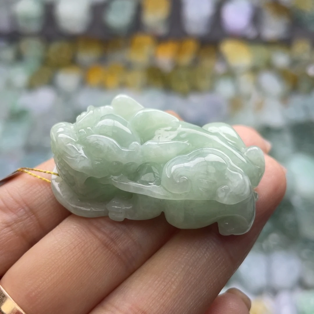 忘****翡翠未镶嵌颈饰貔貅