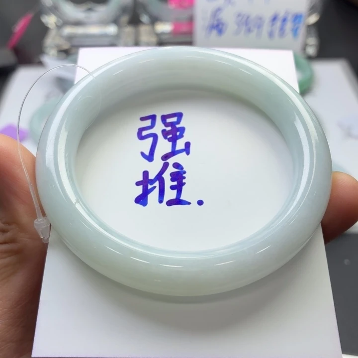 翡翠手镯未镶嵌翡翠手镯
