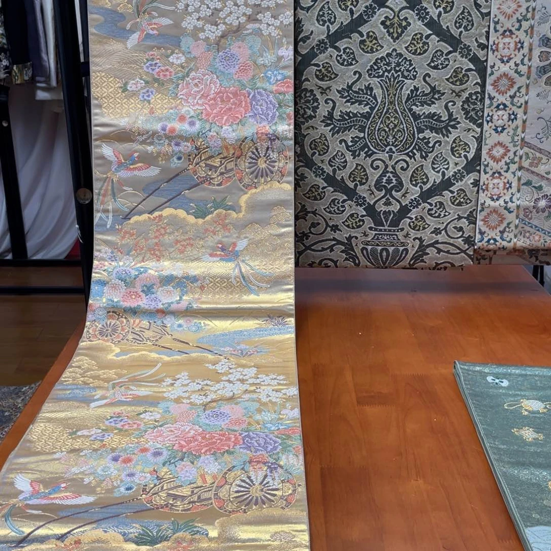 庸***8织绣本金箔花车纹