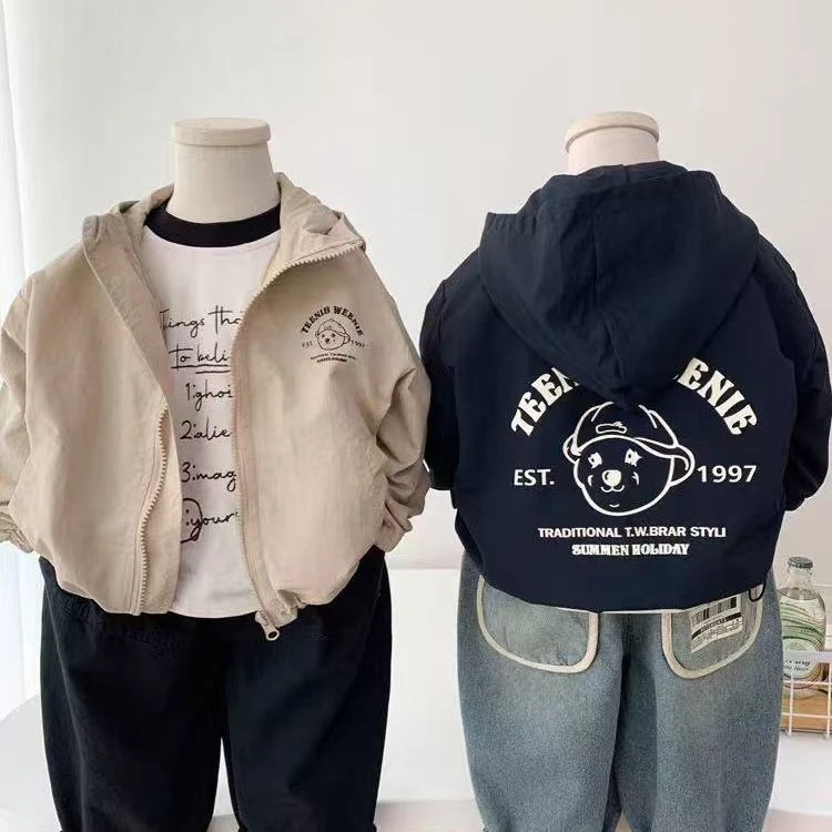 男童外套春秋宝宝冲锋衣秋装儿童洋气薄款上衣小童连帽男童冲锋衣