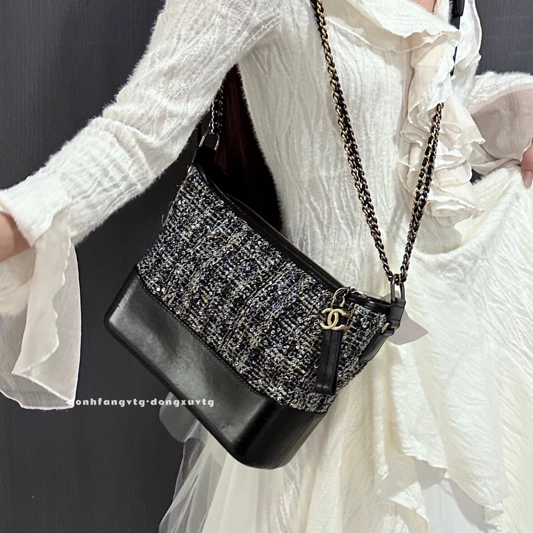 95新 Chanel/香奈儿 chanel 黑色毛呢流浪中号斜挎包