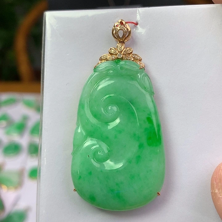 翡翠18K金镶嵌颈饰