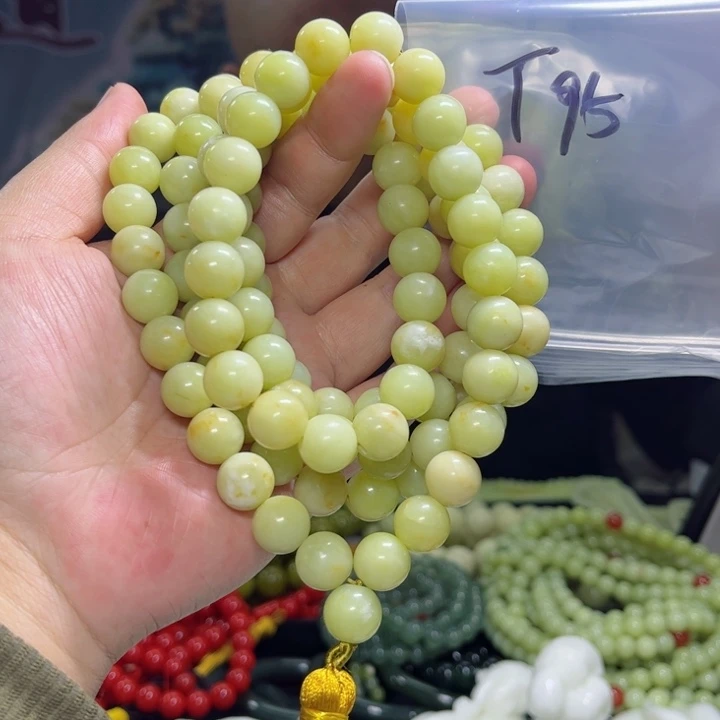 蛇纹石玉颈饰未镶嵌一****哥