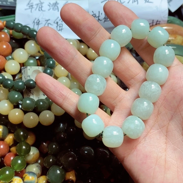 蛇纹石玉颈饰未镶嵌