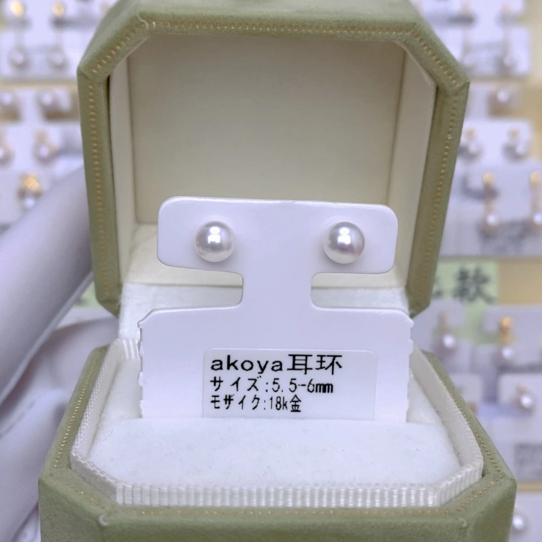 18K金镶嵌海水珍珠耳饰