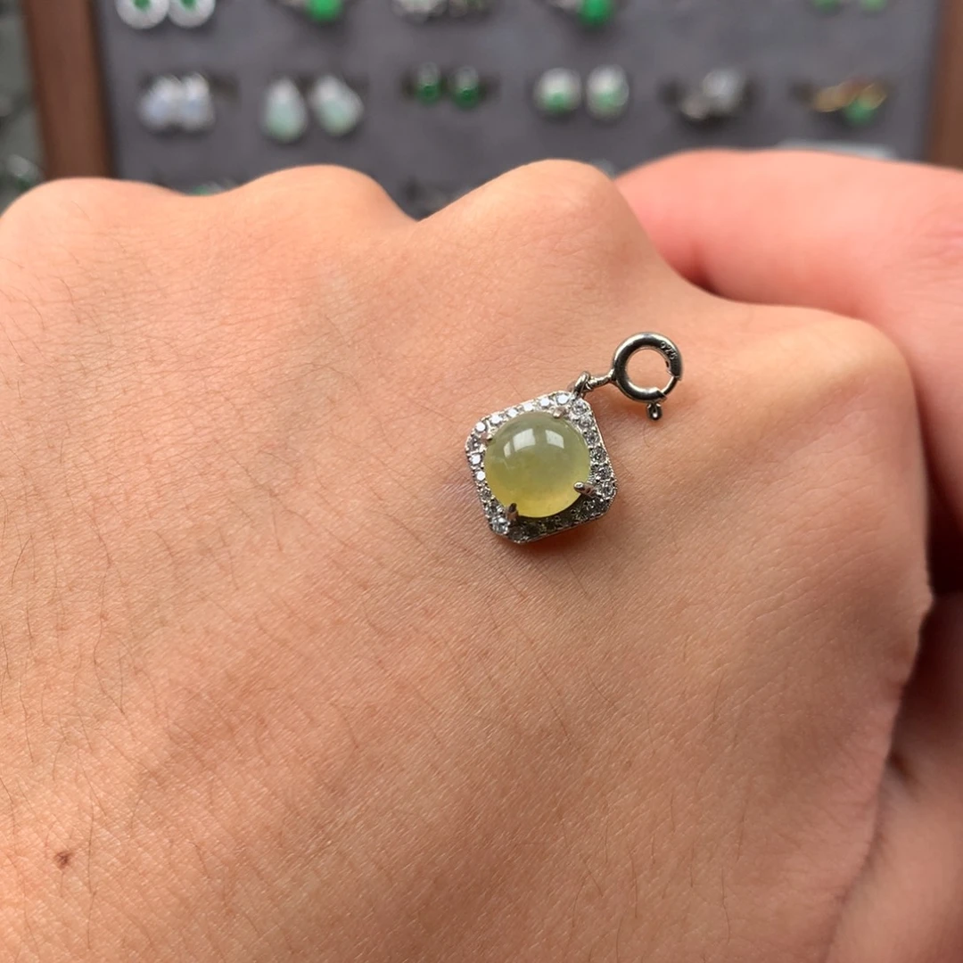 翡翠未镶嵌颈饰你是