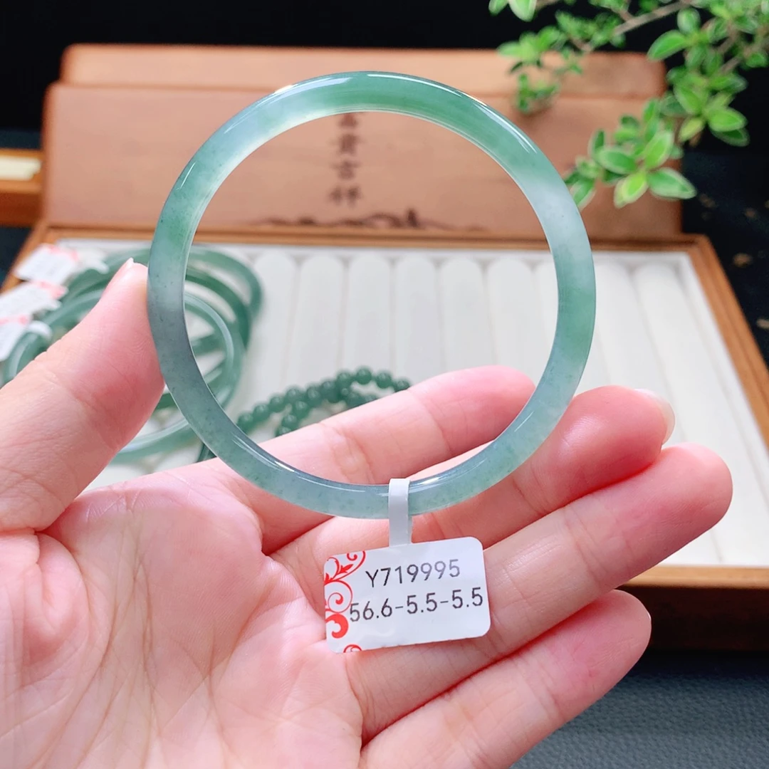 翡翠未镶嵌手镯（圆镯）