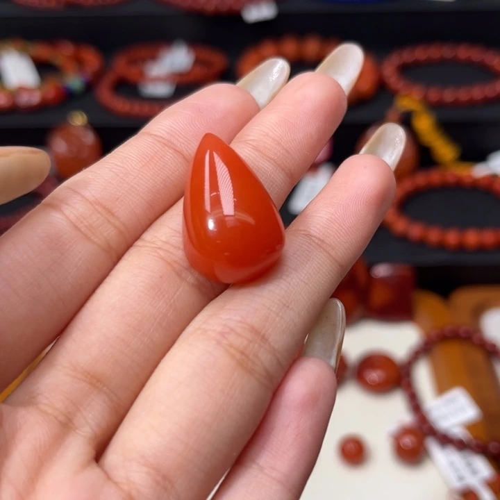 南红玛瑙未镶嵌颈饰樱桃红水滴吊坠