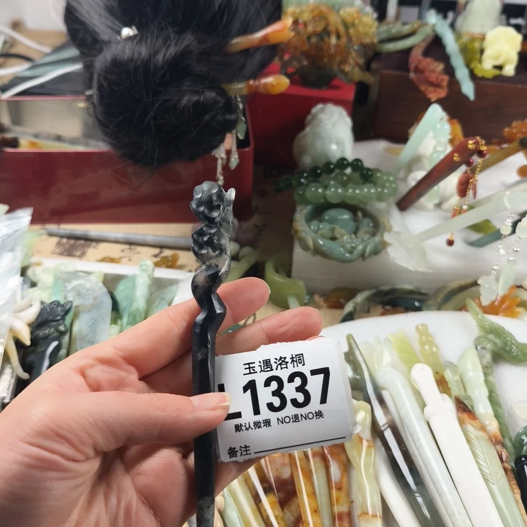 蛇纹石玉发饰合金花*。