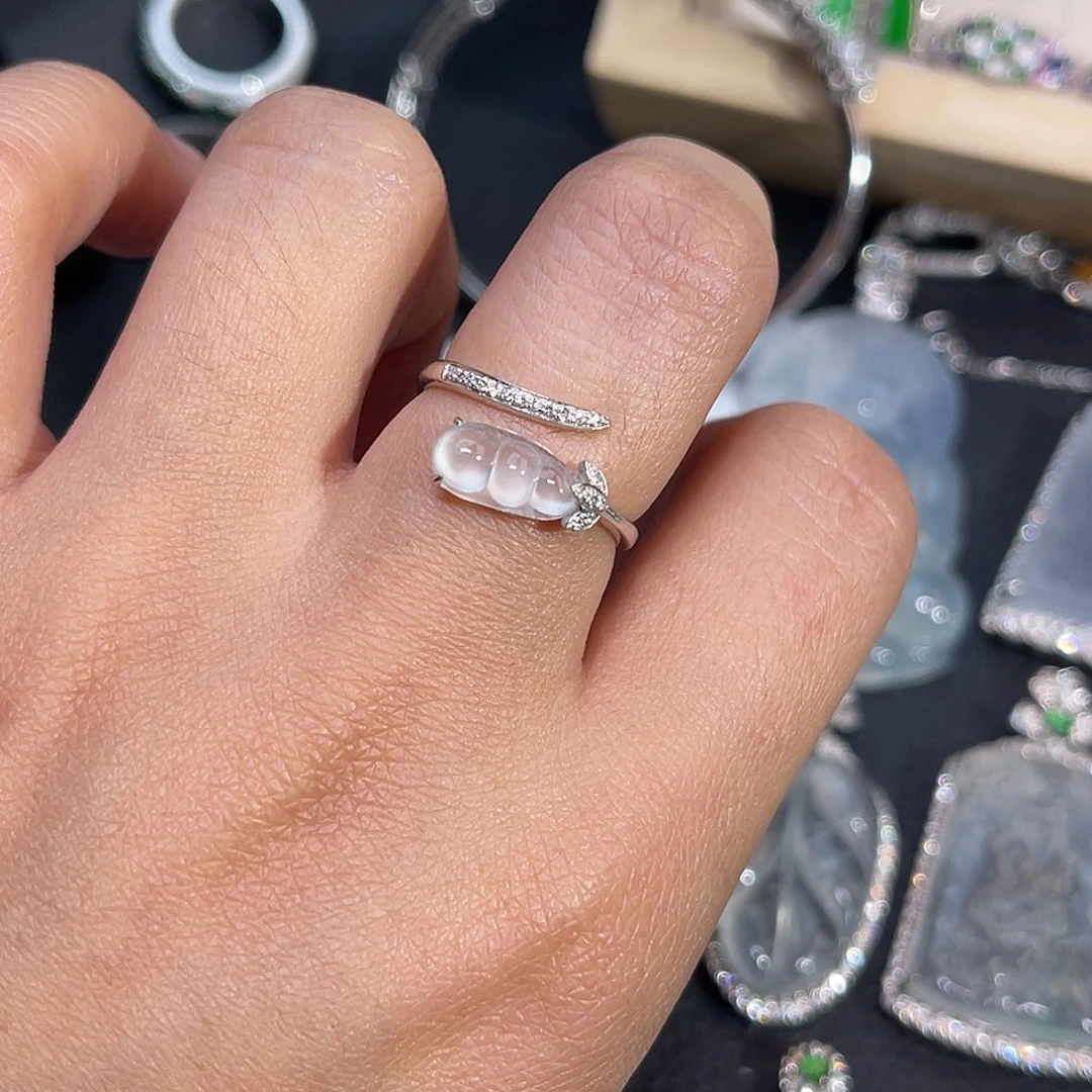 翡翠18K金镶嵌戒指豆子