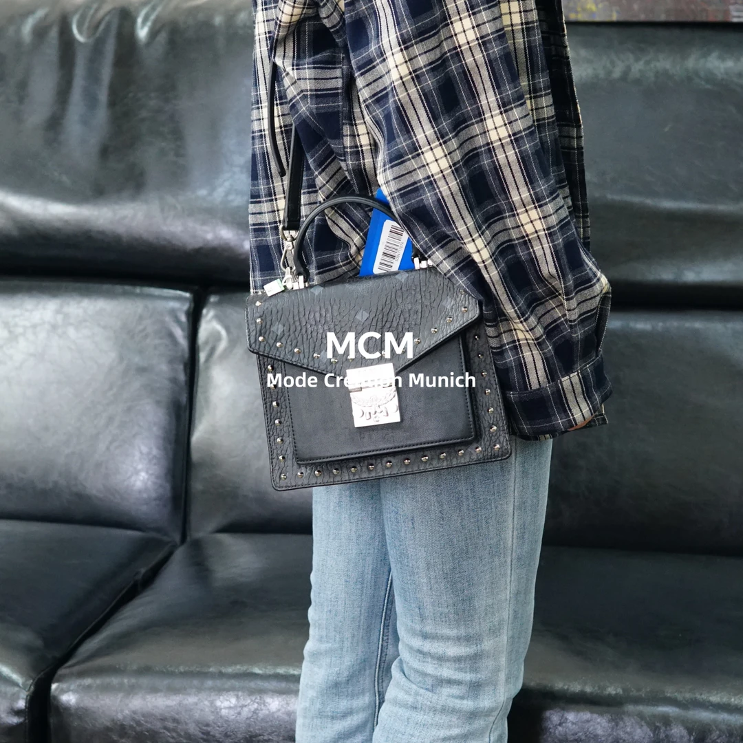 95新 MCM 黑色斜挎邮差包/SD04717074/7074