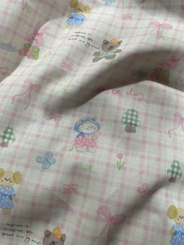 全棉粉白格卡通小熊小猫数码印花平纹纯棉面料柔软舒适幅宽1.47米