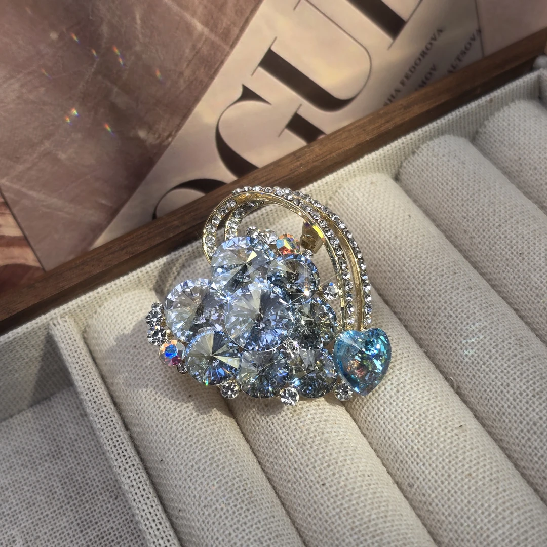 铜合金胸针 施华洛冰魅蓝色爱心美好寓意胸针高档1129