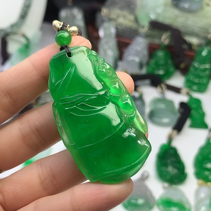 翡翠未镶嵌吊坠(赠链)