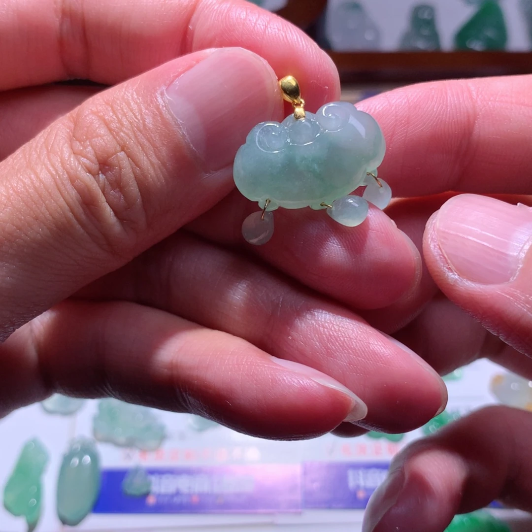 翡翠18K金镶嵌颈饰如意锁