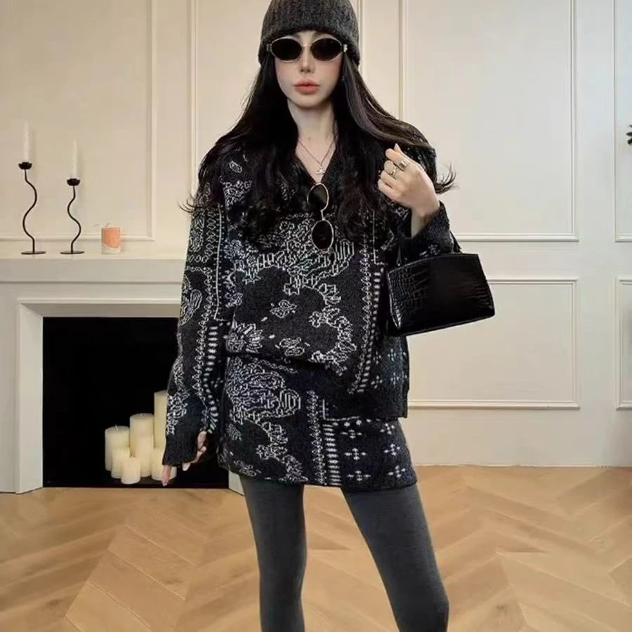 2025新款慵懒风显瘦百搭复古图腾撞色加厚V领毛衣包臀裙两件套