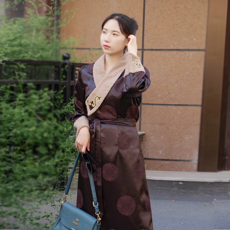 藏吧啦女士高档翻领贴绣棉博拉