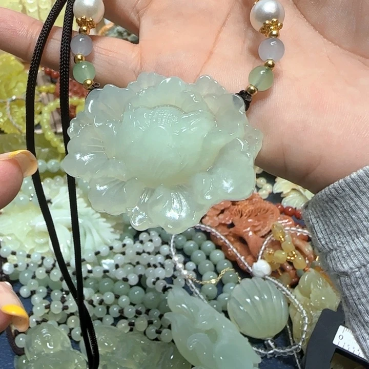 未镶嵌蛇纹石玉吊坠