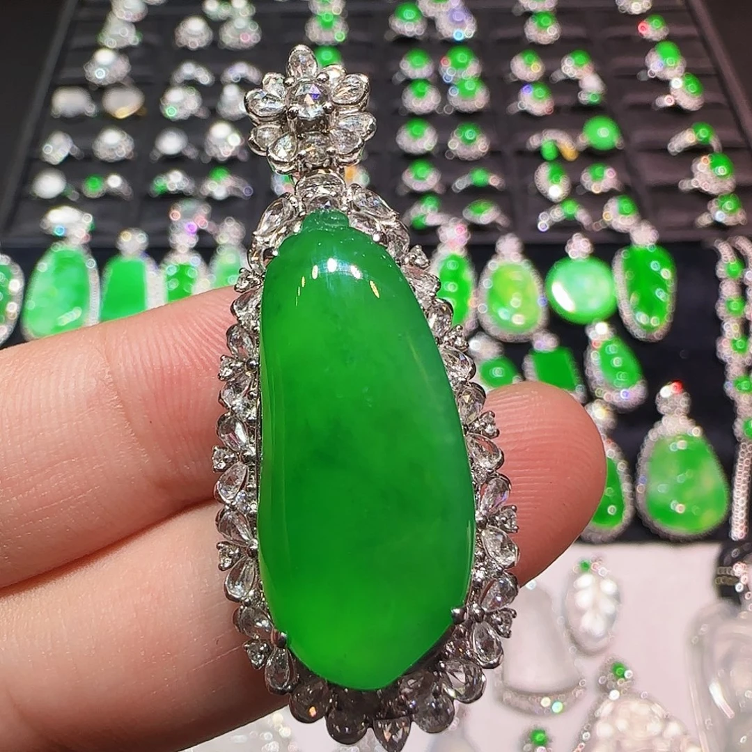 翡翠18K金镶嵌颈饰吊坠