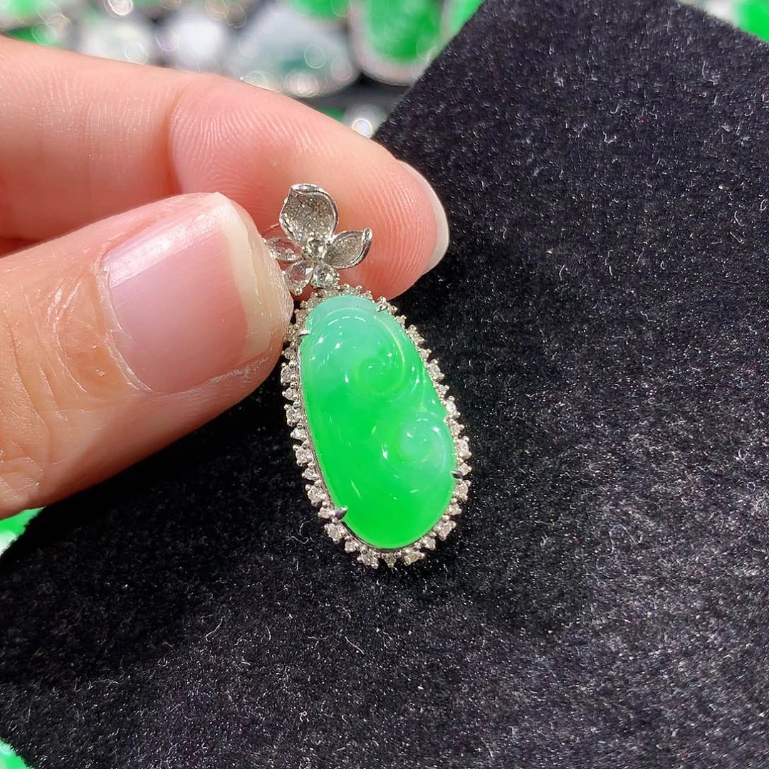 翡翠18K金镶嵌颈饰