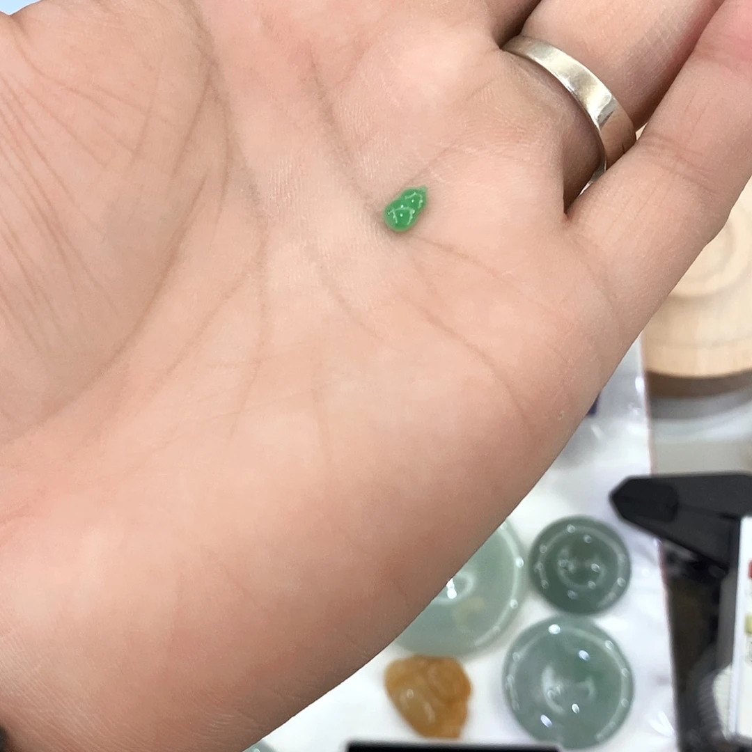 王****翡翠未镶嵌颈饰天然缅甸翡翠蛋面