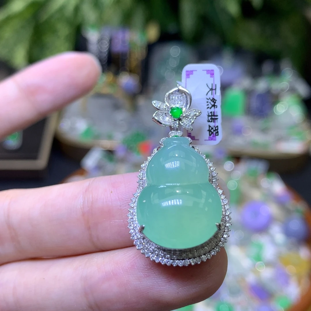 颈饰18K金镶嵌翡翠