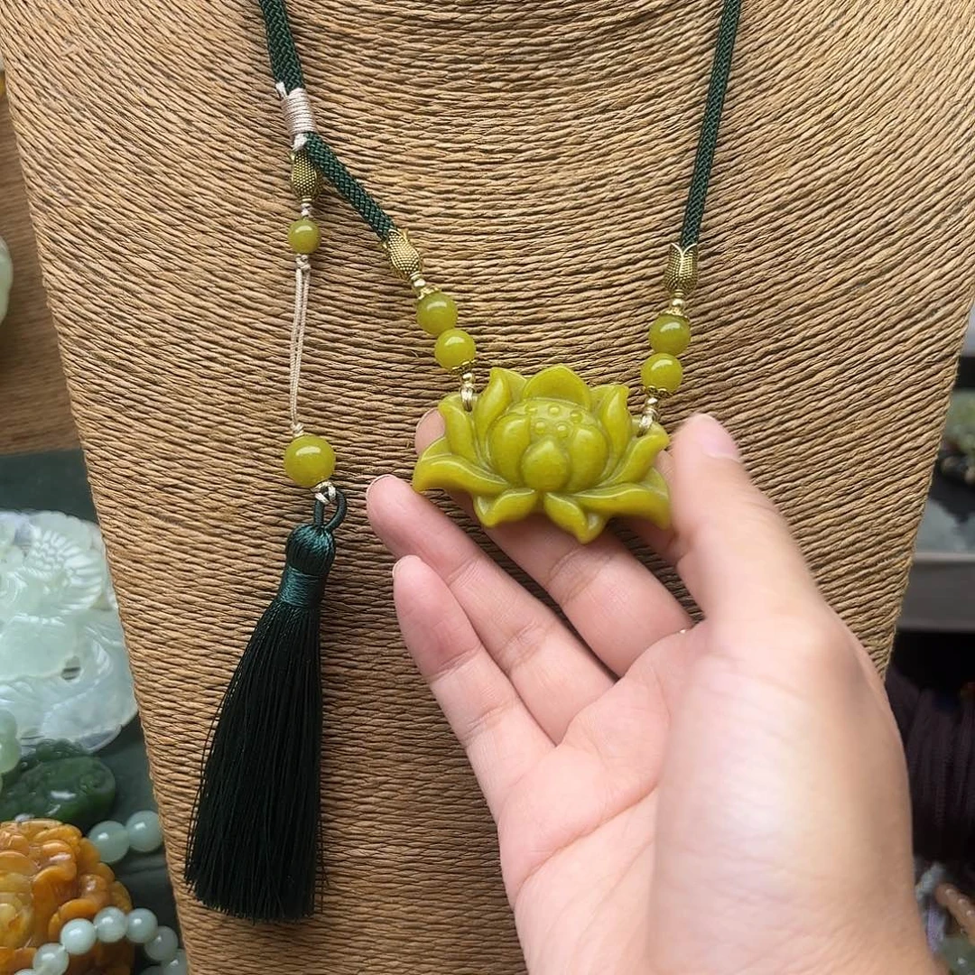 蛇纹石玉未镶嵌颈饰