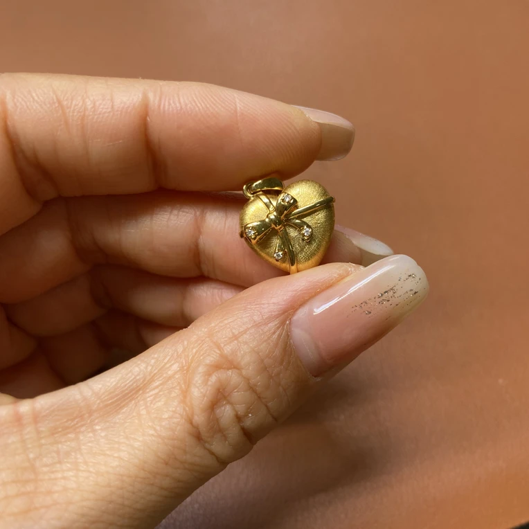 18K金镶嵌天然钻石时尚吊坠