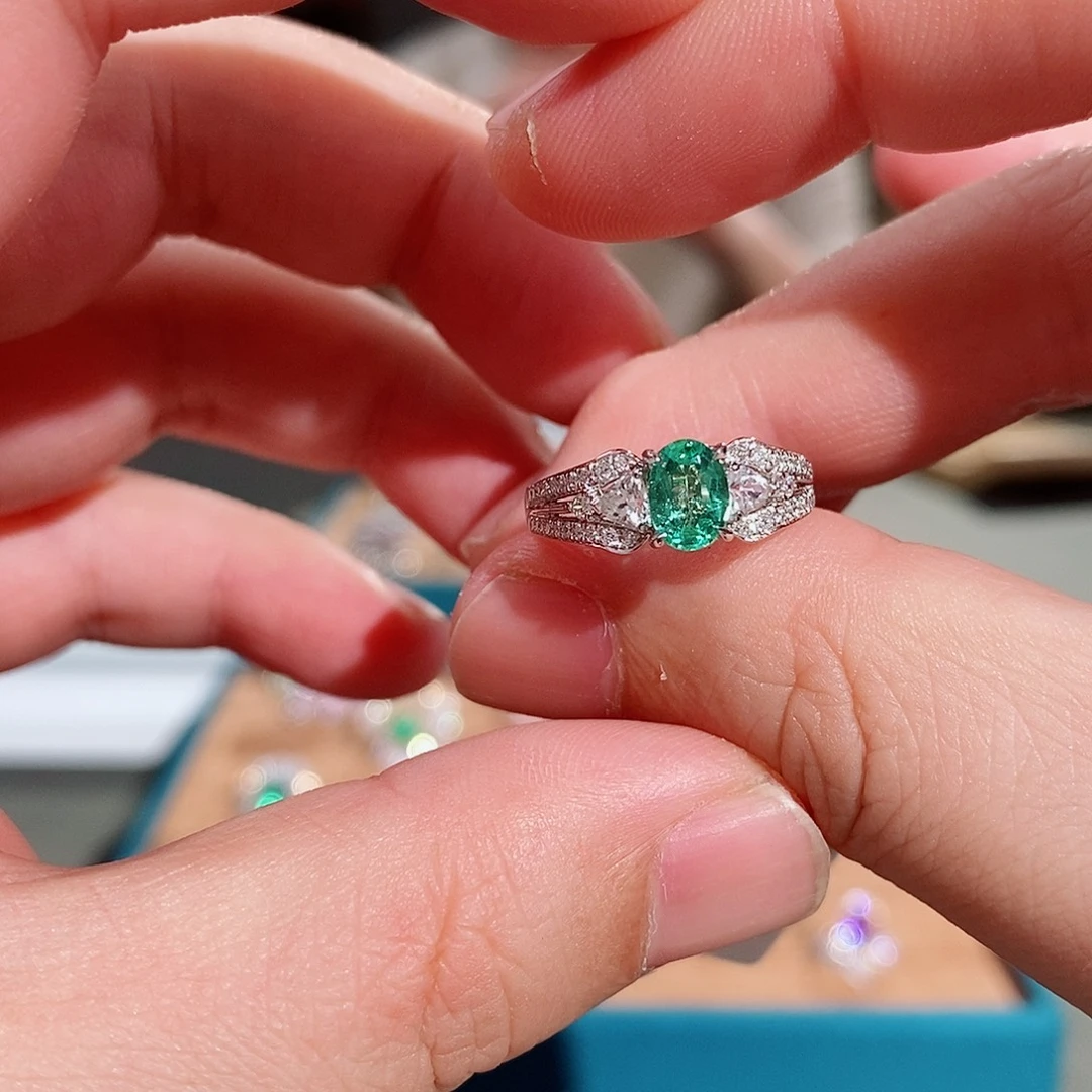 18K金镶嵌戒指祖母绿哥伦比亚0.63ct