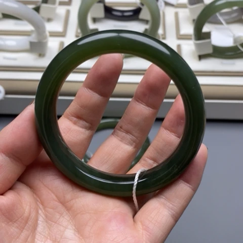 雪***儿和田玉未镶嵌手镯