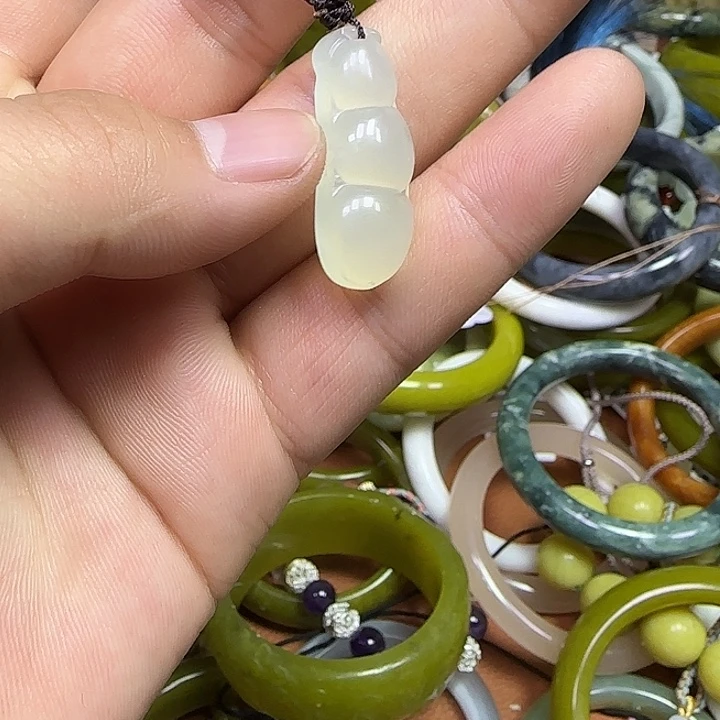 蛇纹石玉未镶嵌颈饰