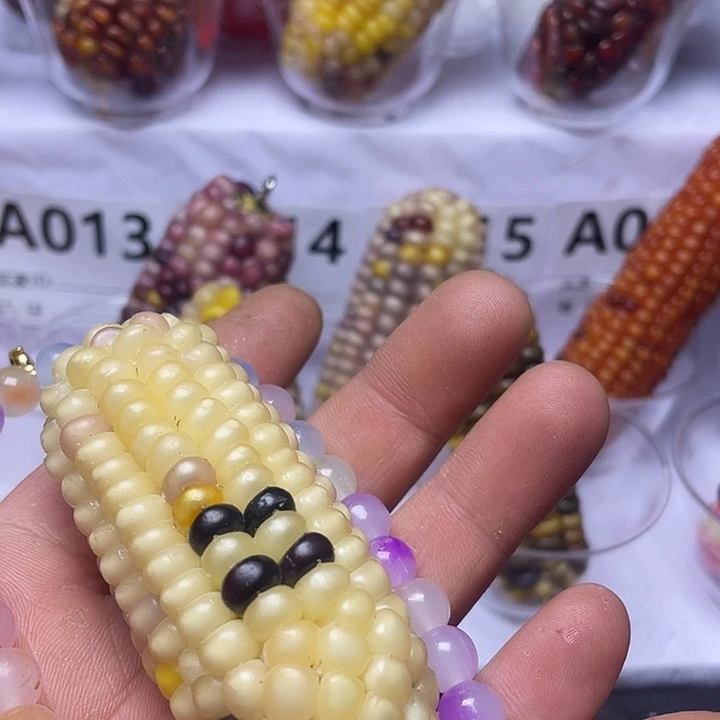 红***缘树脂制品文玩玉米制品把件