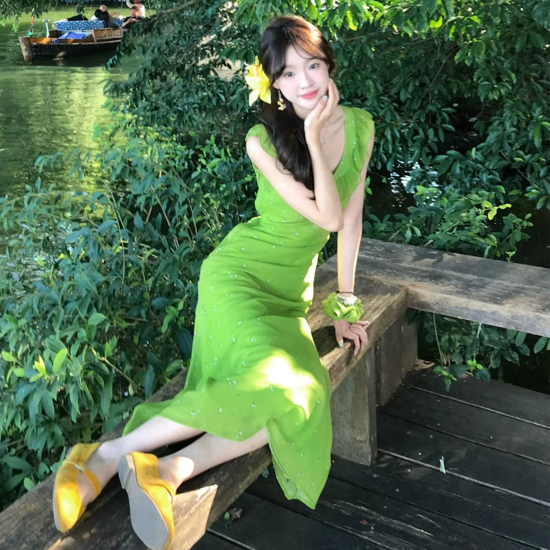 海边度假高级感绿色吊带连衣裙子女夏季2025新款流行爆款沙滩长裙