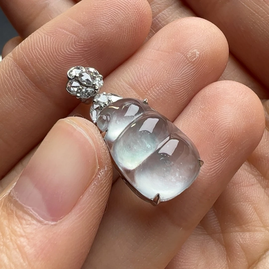 翡翠18K金镶嵌颈饰Y胖嘟嘟福豆