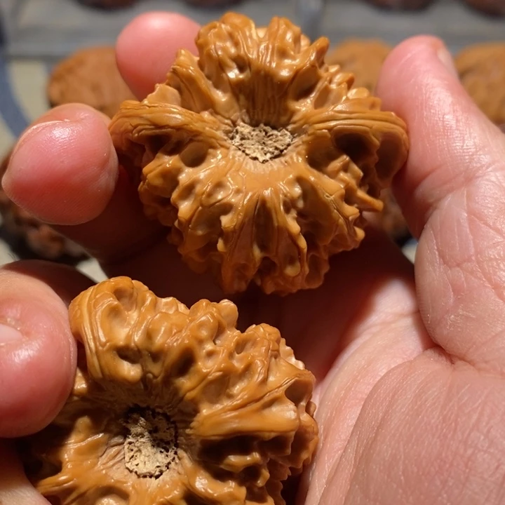 K***i文玩核桃吊坠核桃