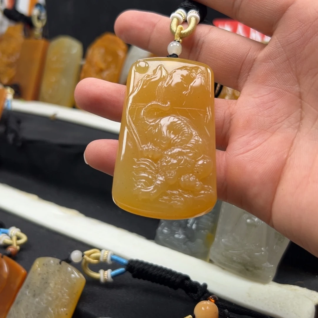 未镶嵌石英质玉（黄龙玉）黄龙玉