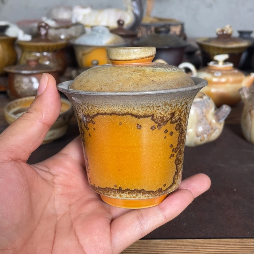 马蹄中白。   盖碗。   柴烧微瑕