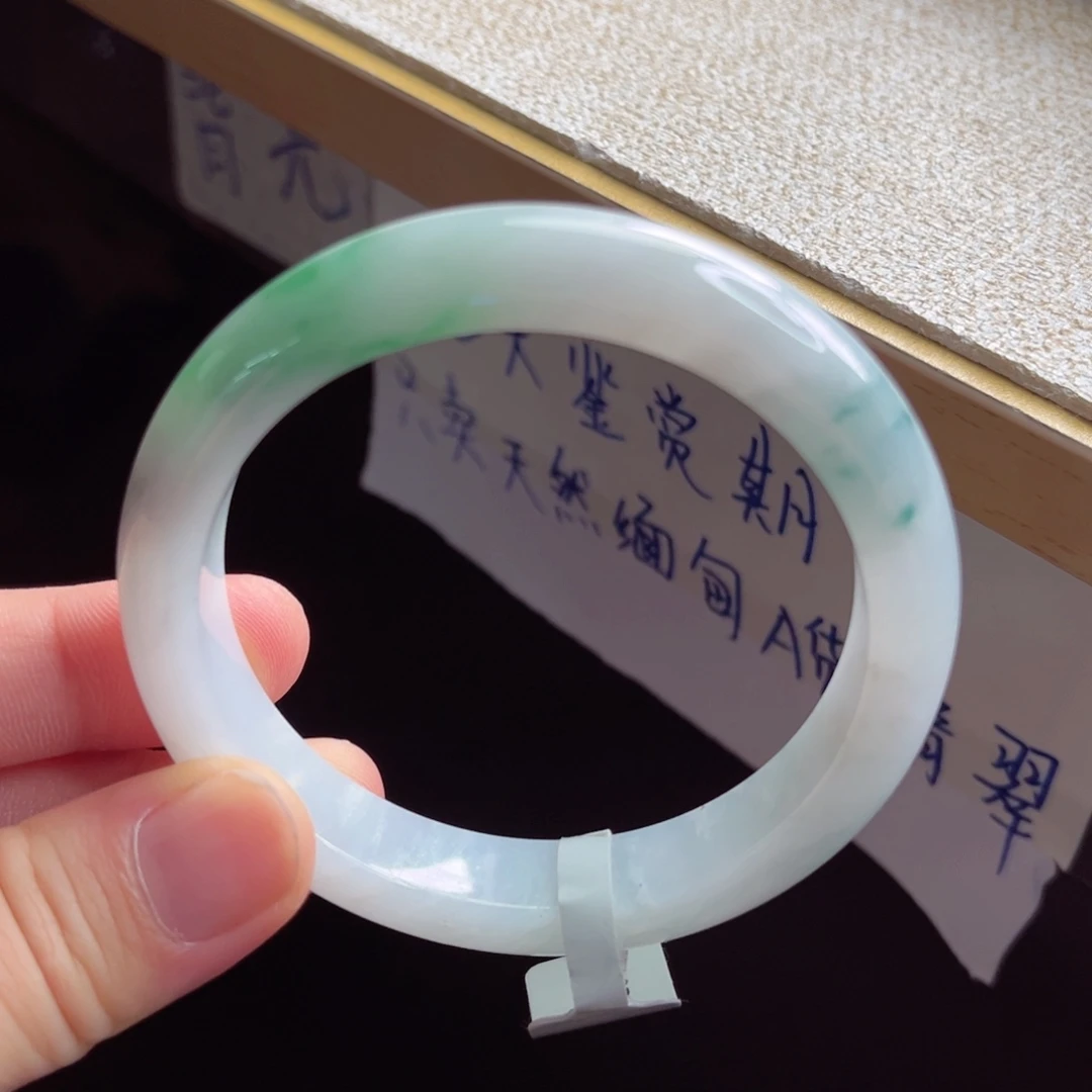 翡翠手镯未镶嵌手镯