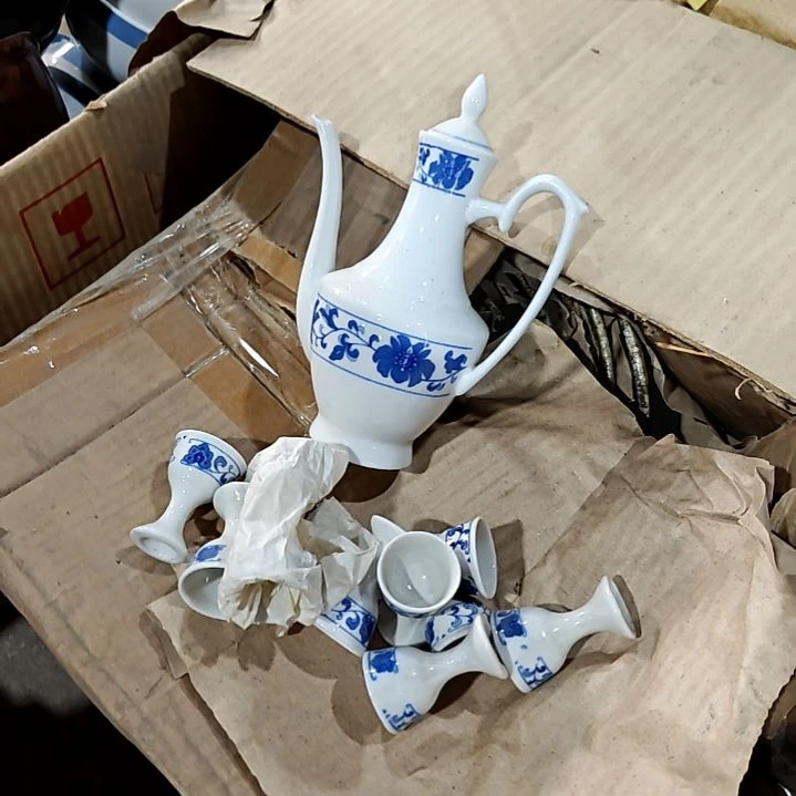 盘子碗茶壶啥都有