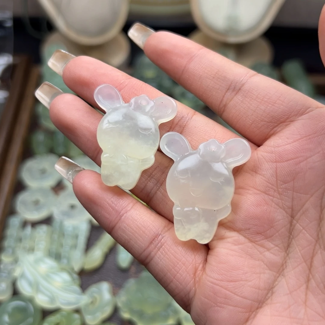 岫玉未镶嵌颈饰一对兔子白