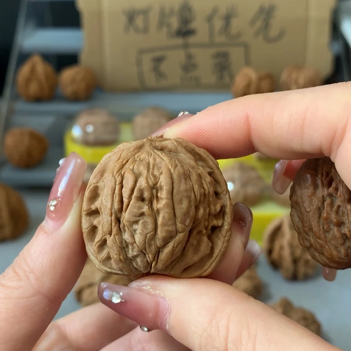 小****吊坠文玩核桃异形，有瑕疵