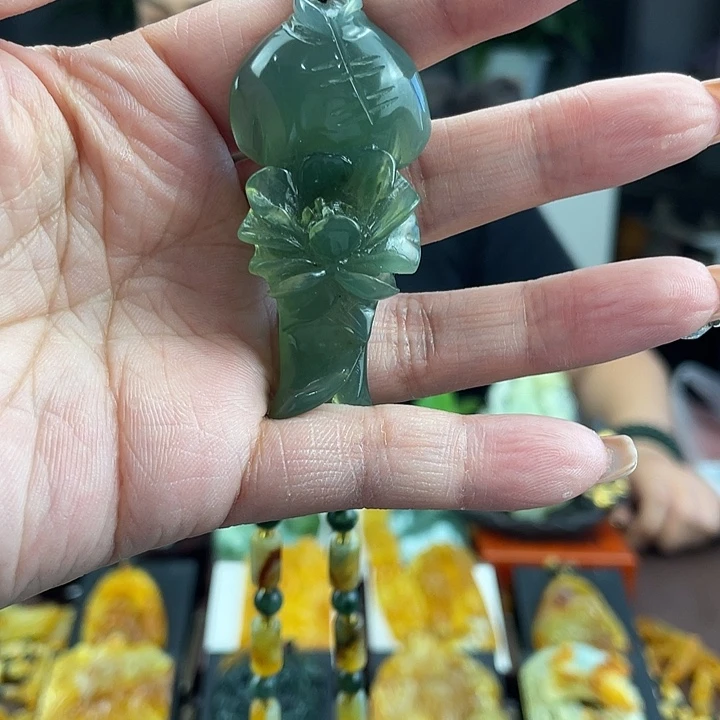 蛇纹石玉未镶嵌颈饰