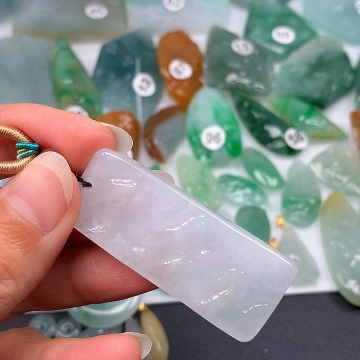 翡翠未镶嵌颈饰随型