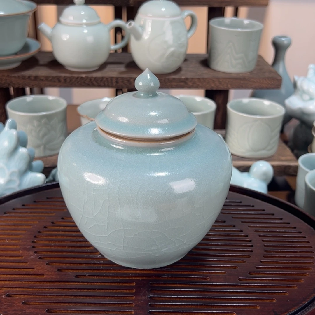 微瑕卵青茶叶罐。