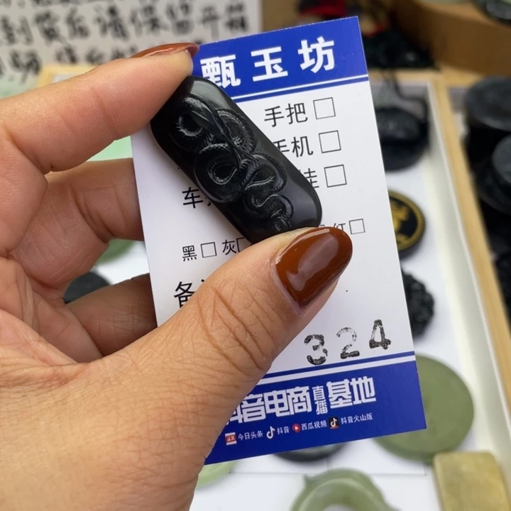 蛇纹石玉颈饰未镶嵌十***人