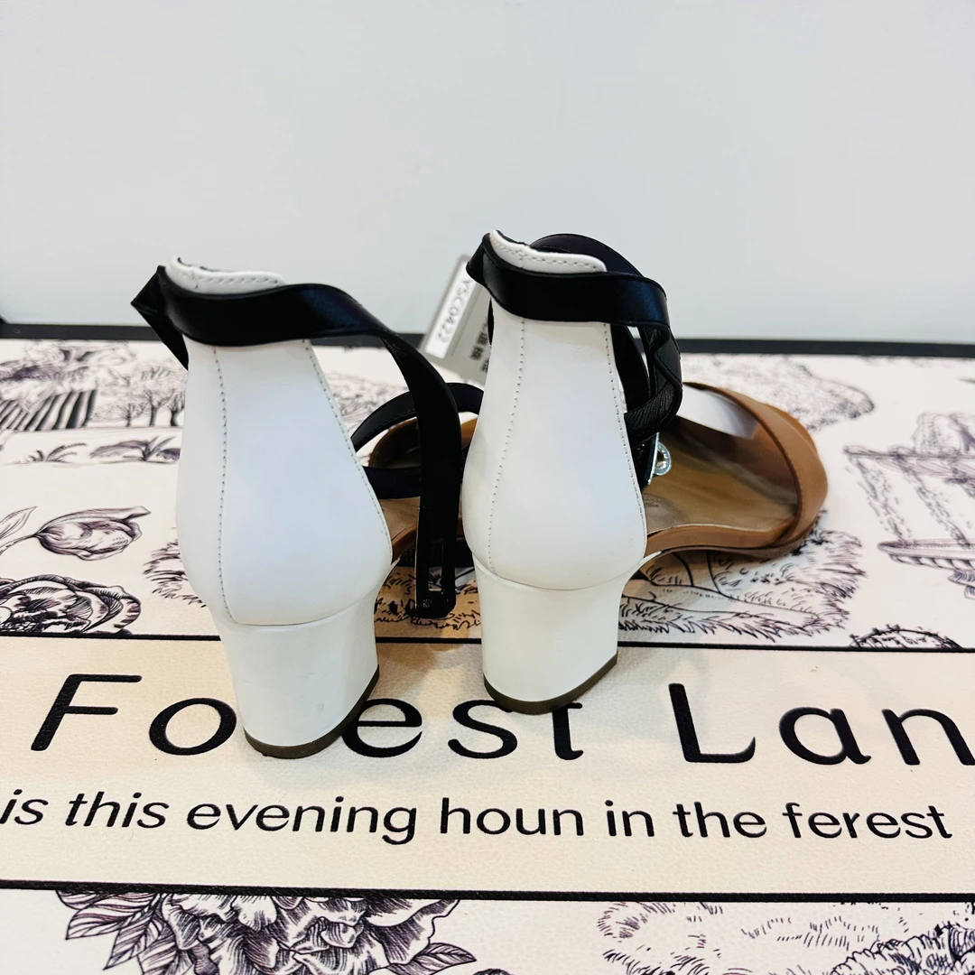 99新 Hermes/爱马仕 爱马仕kelly扣小中跟拼皮凉鞋35码ysc0422