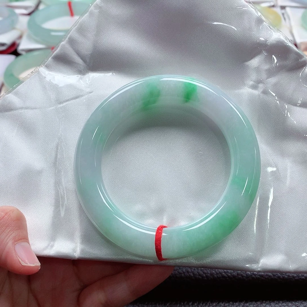 翡翠手镯（圆镯）未镶嵌天然A货翡翠手镯