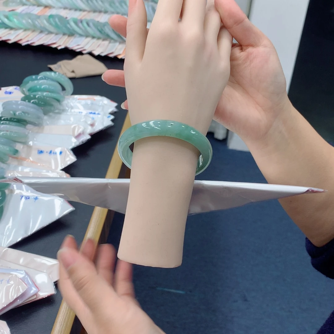 翡翠未镶嵌手镯48小时